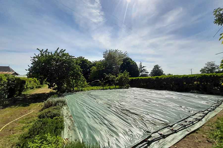 Toile de paillage recouvrant totalement la superficie du potager.