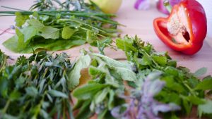 Table avec des plantes aromatiques à utiliser en cuisine